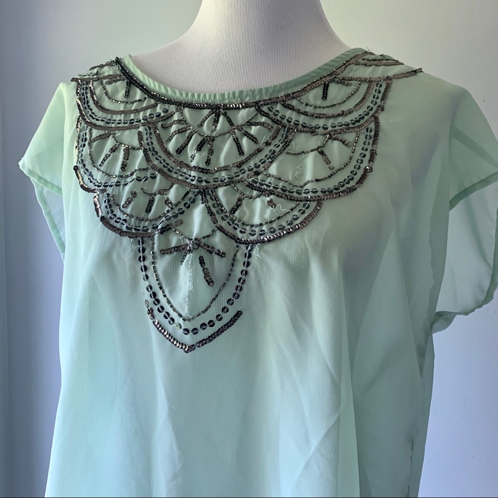 Decree Decorative Short Sleeve Blouse